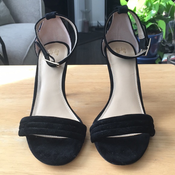 Victoria’s Secret Heels - Picture 2 of 3